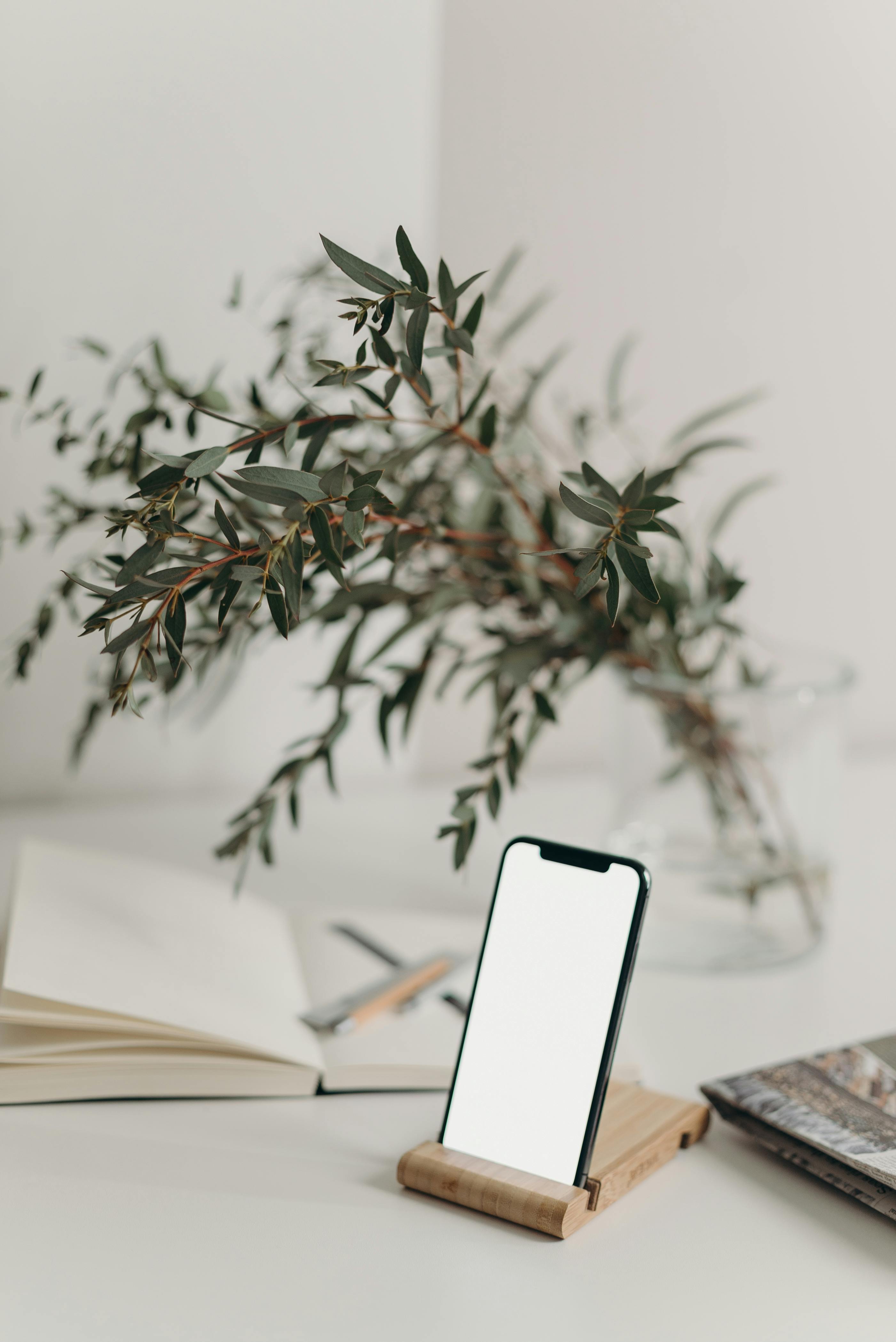 femme répondant à un email ou un message